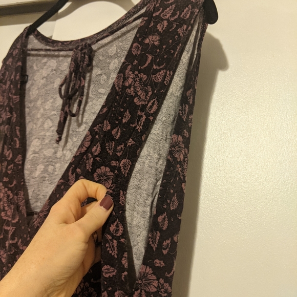 American Eagle soft & sexy floral cold shoulder cutout peplum top - Picture 6 of 8